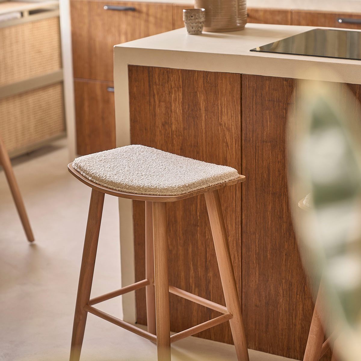 AMBRE - Sgabello da bar in teak massello con seduta bouclé 65 cm