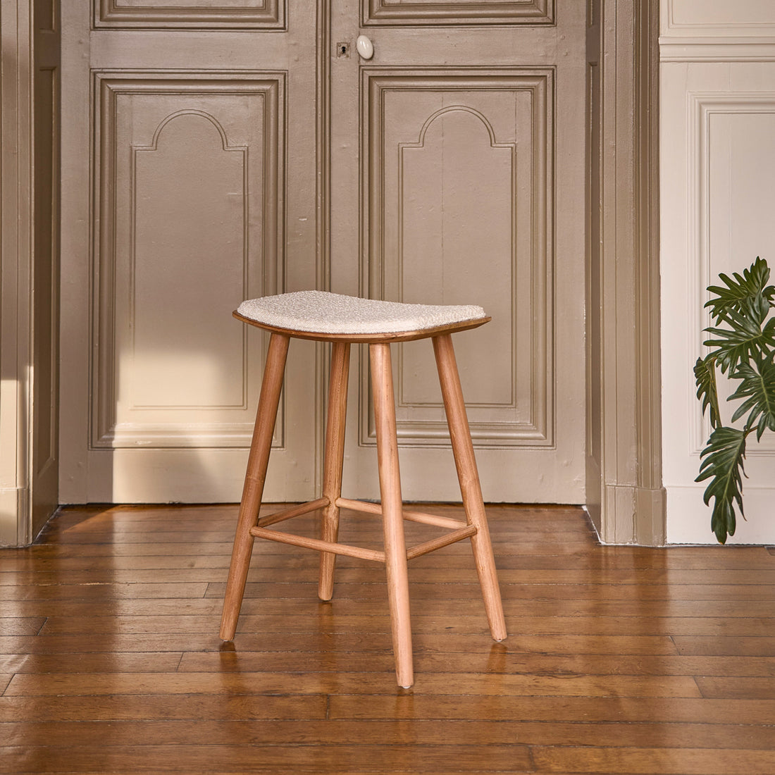AMBRE - Sgabello in teak massello con seduta bouclé 65 cm