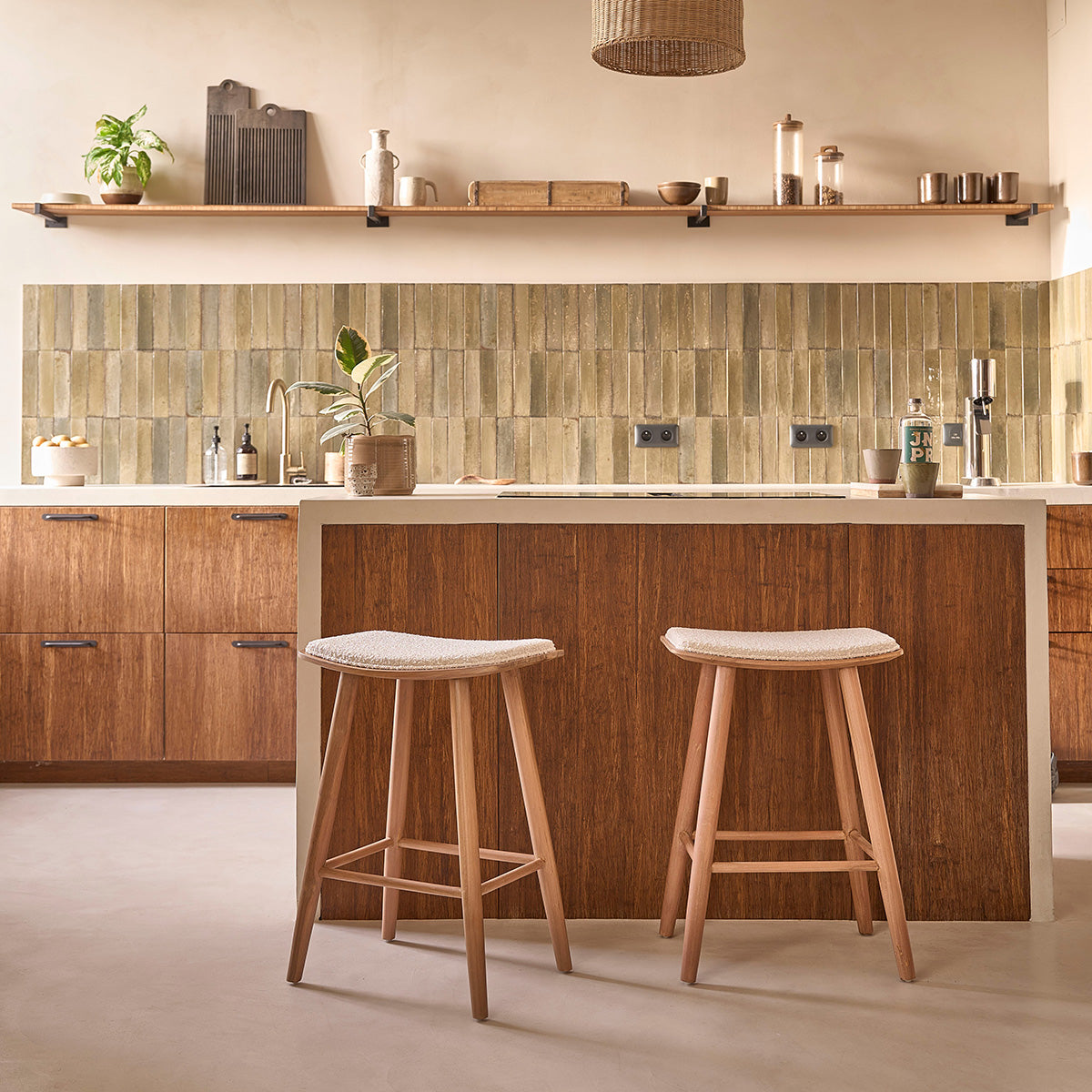 AMBRE - Set di 2 sgabelli da bar in teak massello con seduta bouclé 65 cm
