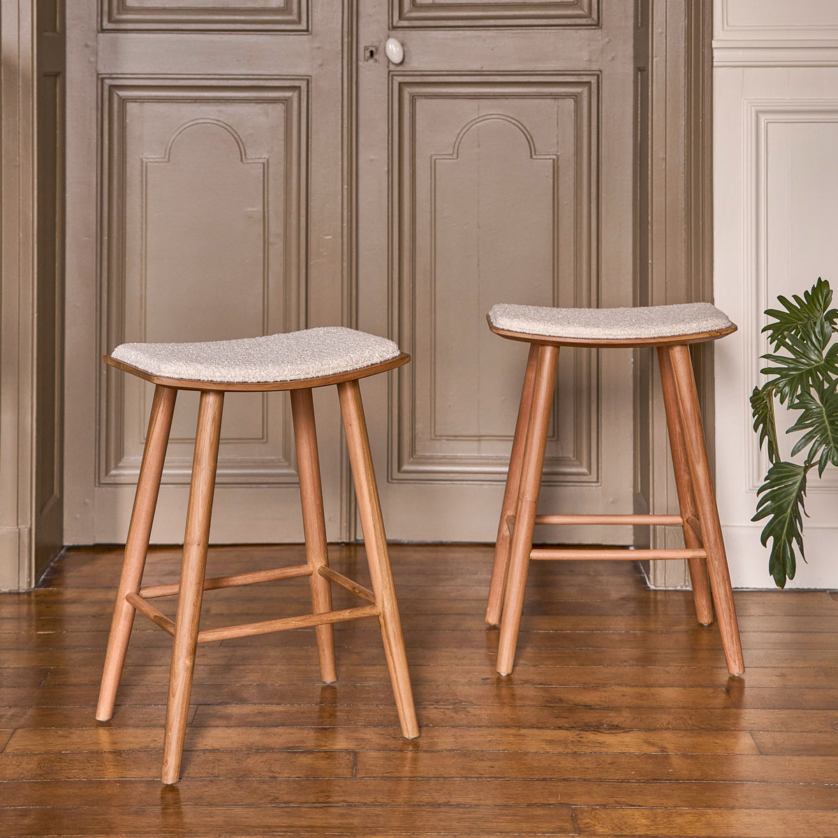 AMBRE - Set di 2 sgabelli in teak massello con seduta bouclé 65 cm