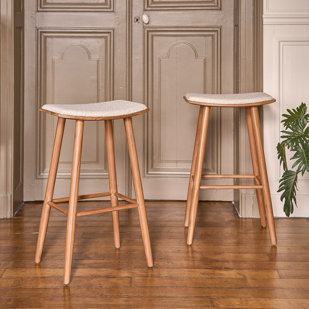 AMBRE - Sgabello da bar in teak massello con seduta bouclé 75 cm