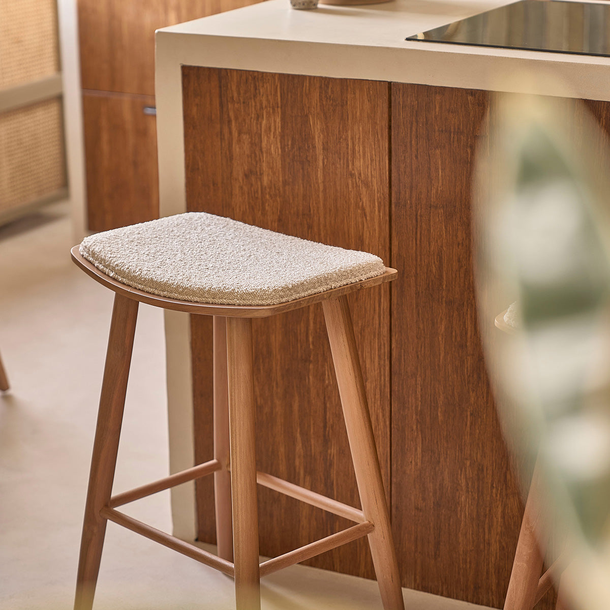 AMBRE - Sgabello da bar in teak massello con seduta bouclé 75 cm