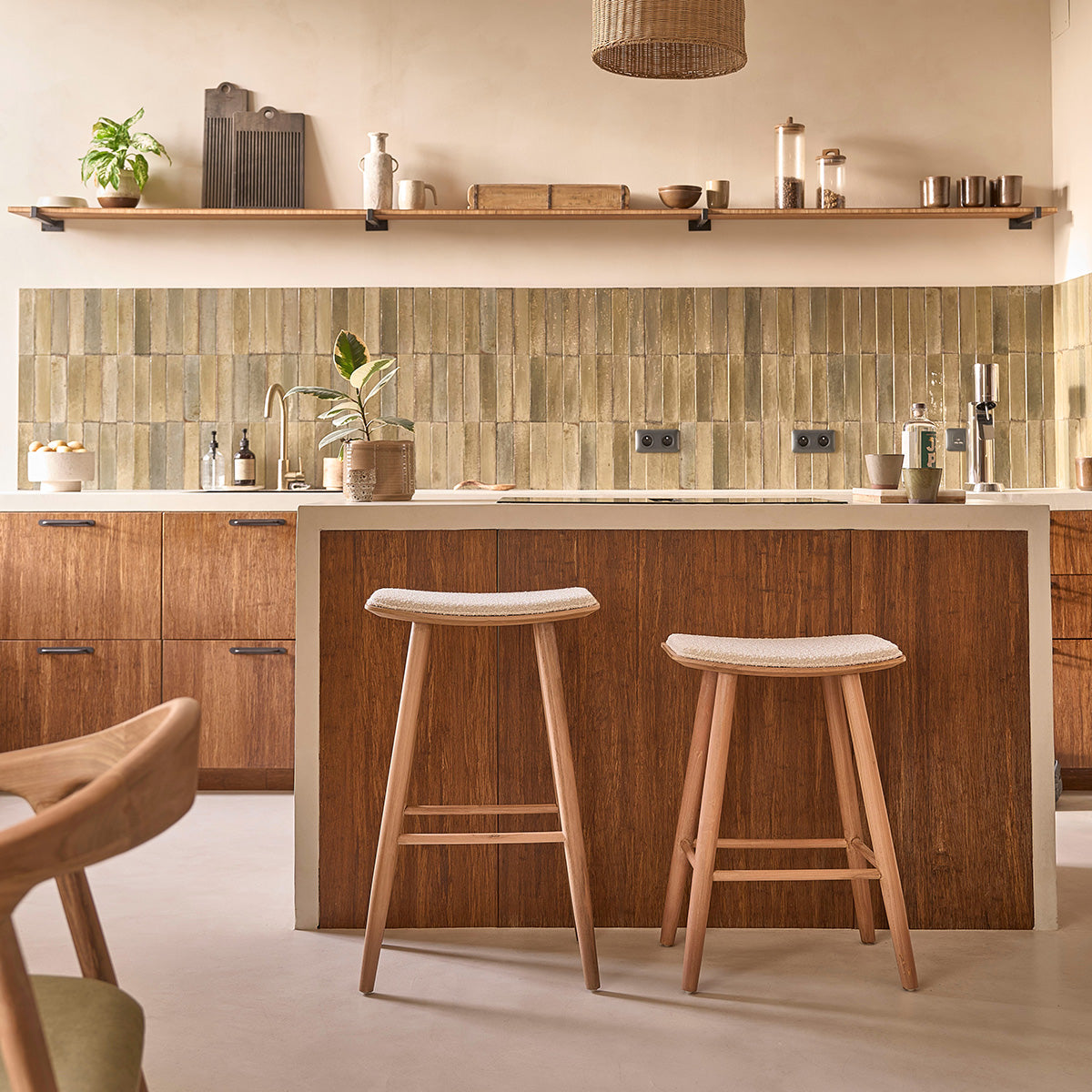AMBRE - Set di 2 sgabelli da bar in teak massello con seduta bouclé 75 cm