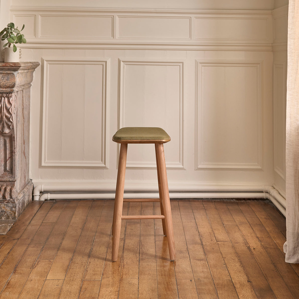 AMBRE - Sgabello in teak massello con seduta in velluto a coste 65 cm