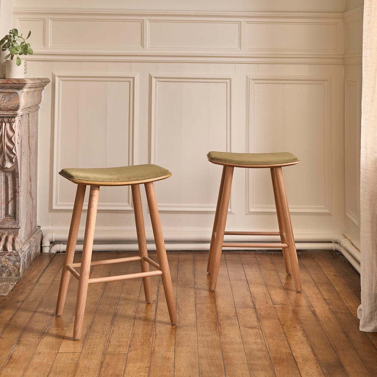 AMBRE - Set di 2 sgabelli da bar in teak massello con seduta in velluto a coste 65 cm