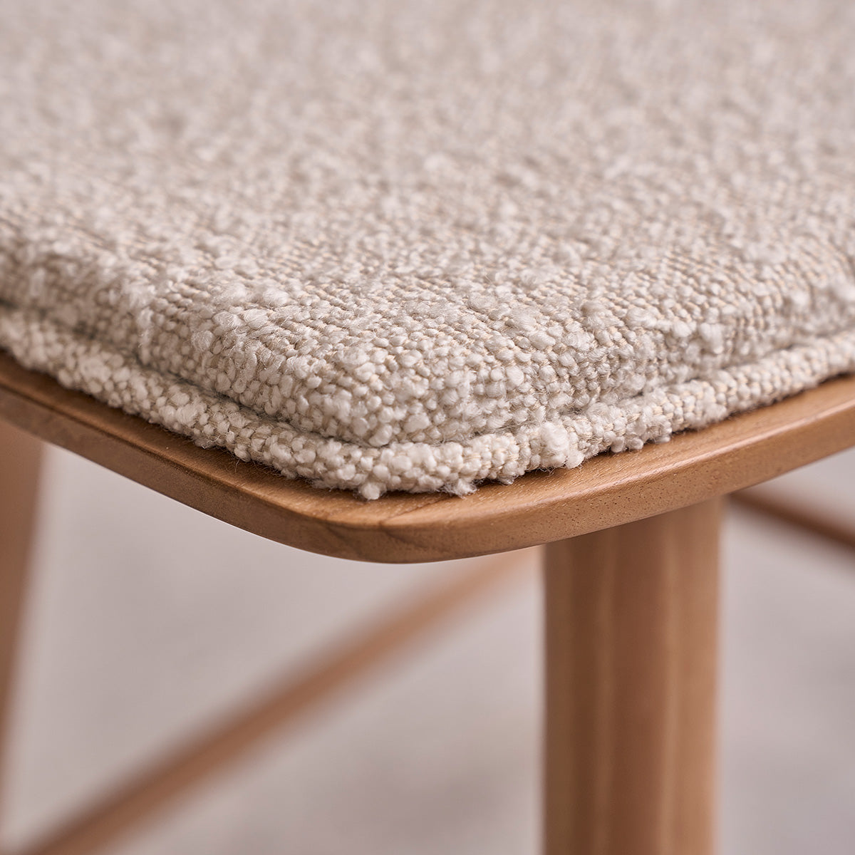 AMBRE - Sgabello da bar in teak massello con seduta bouclé 45 cm