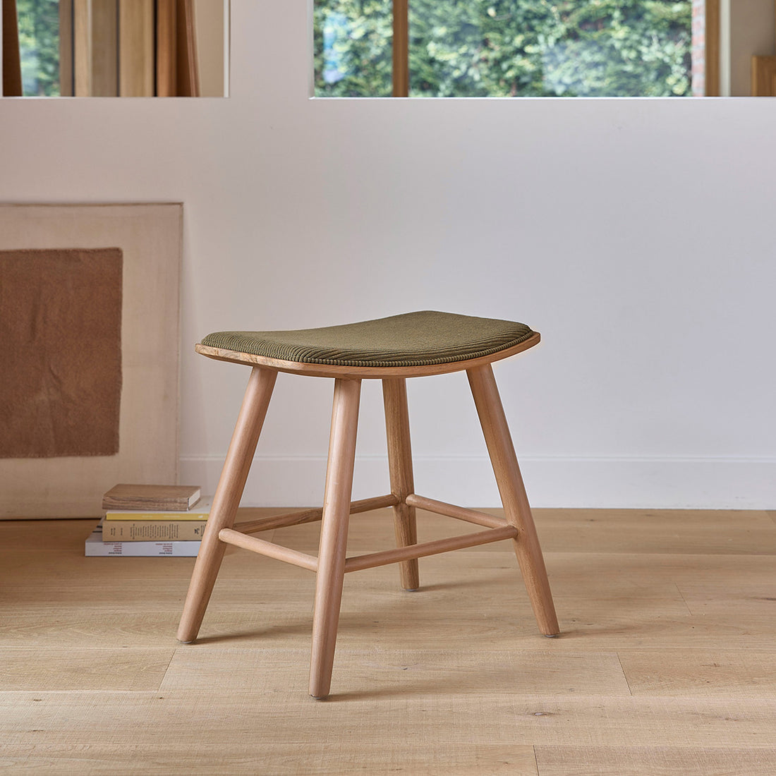 AMBRE - Sgabello da bar in legno di teak con seduta in velluto a coste 45 cm