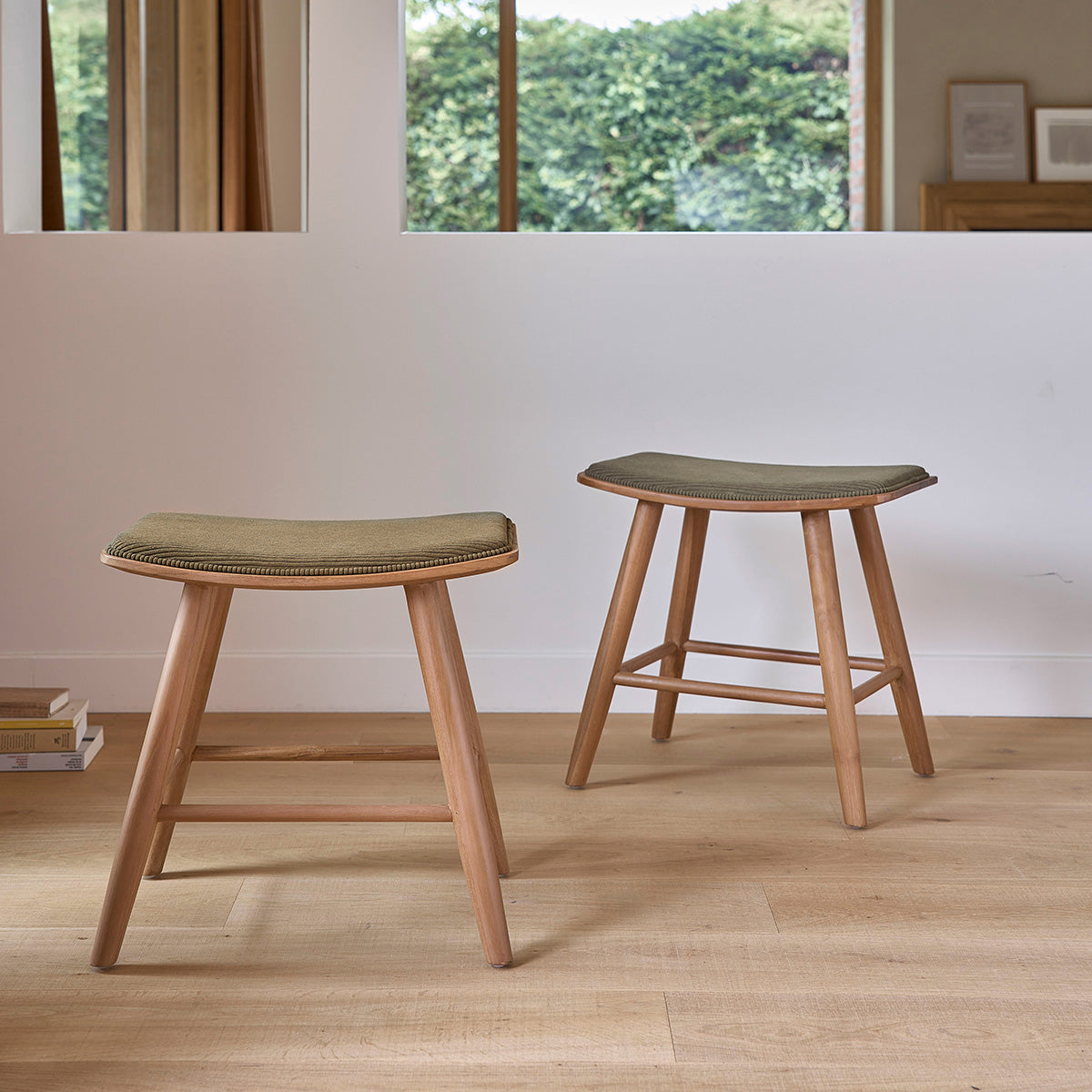 AMBRE - Set di 2 sgabelli da bar in legno di teak, seduta in velluto a coste 45 cm