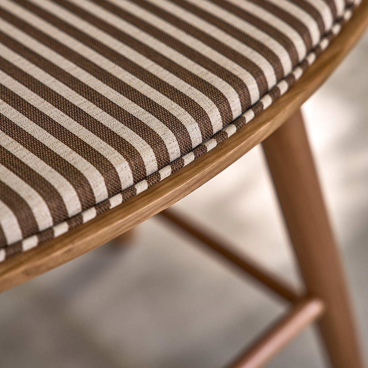 AMBRE - Set di 2 sgabelli da bar in teak massello con seduta a righe 45 cm