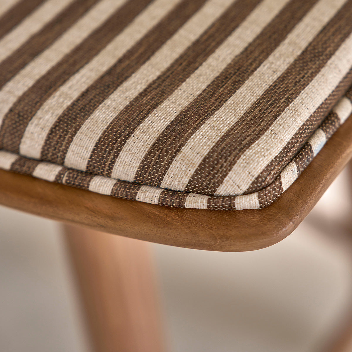 AMBRE - Sgabello da bar in teak massello con seduta a righe 65 cm