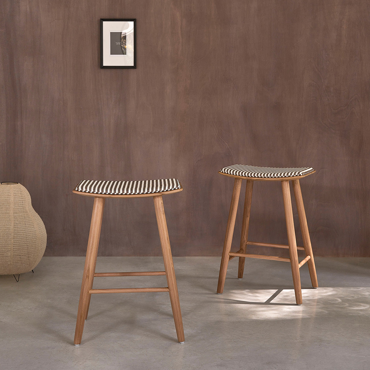 AMBRE - Set di 2 sgabelli da bar in teak massello con seduta a righe 65 cm