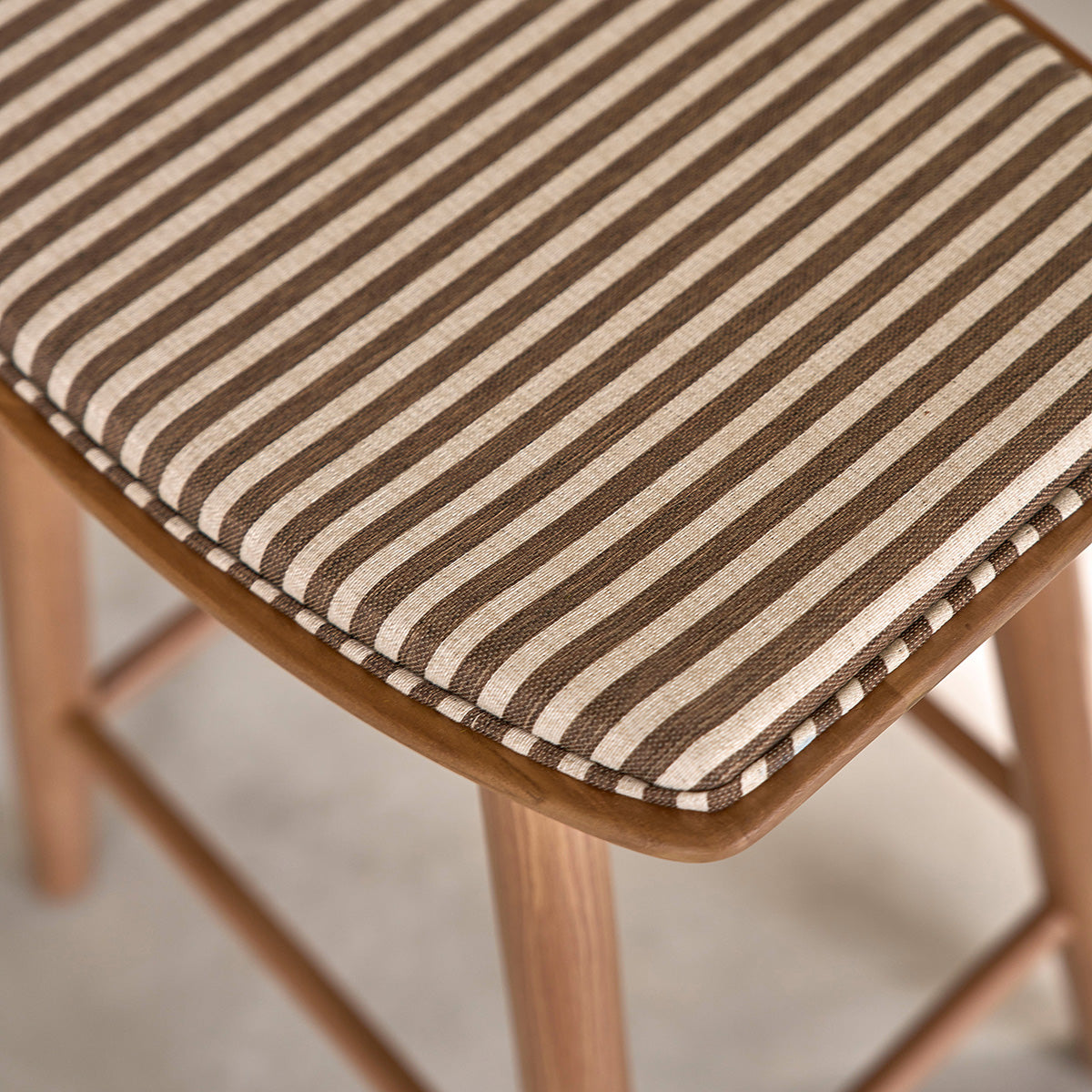 AMBRE - Set di 2 sgabelli da bar in teak massello con seduta a righe 65 cm