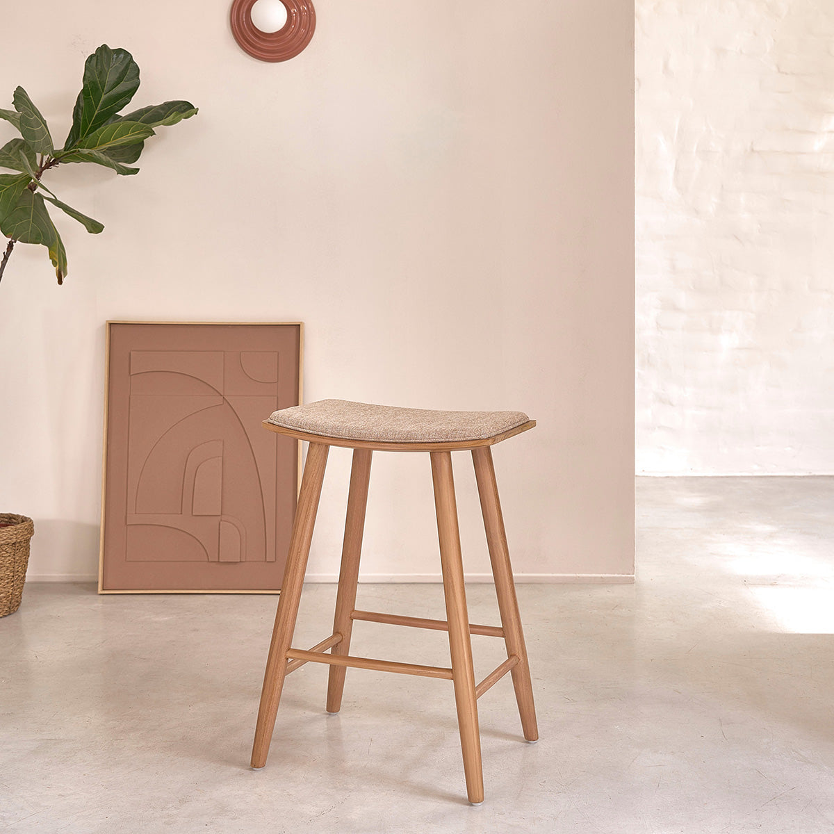 AMBRE - Set di 2 sgabelli da bar in teak massello e velluto écru 65 cm