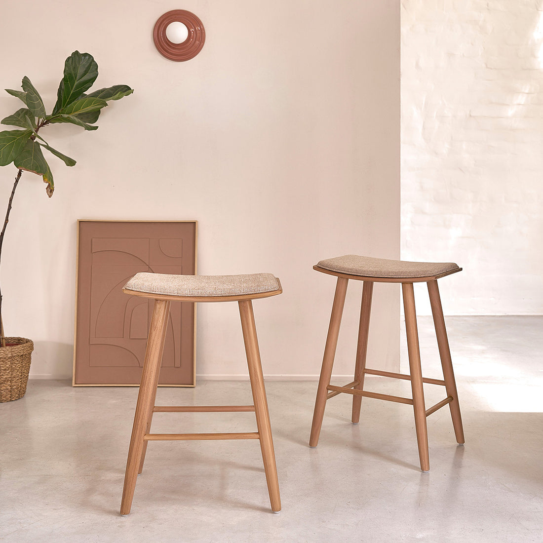 AMBRE - Set di 2 sgabelli in teak massello e velluto écru 65 cm