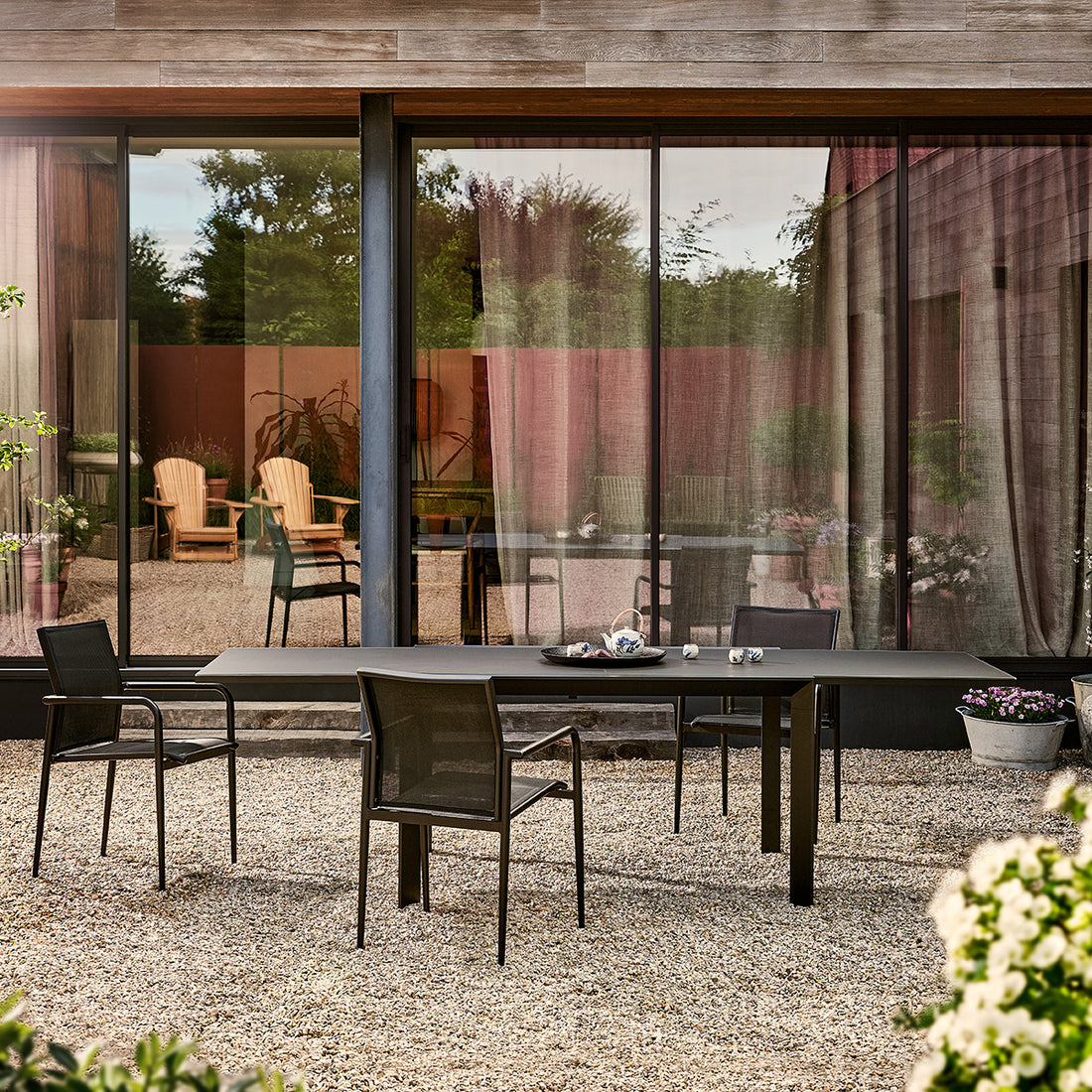 BASALT - Tavolo da giardino allungabile in alluminio e vetro, nero, 6/10 persone.