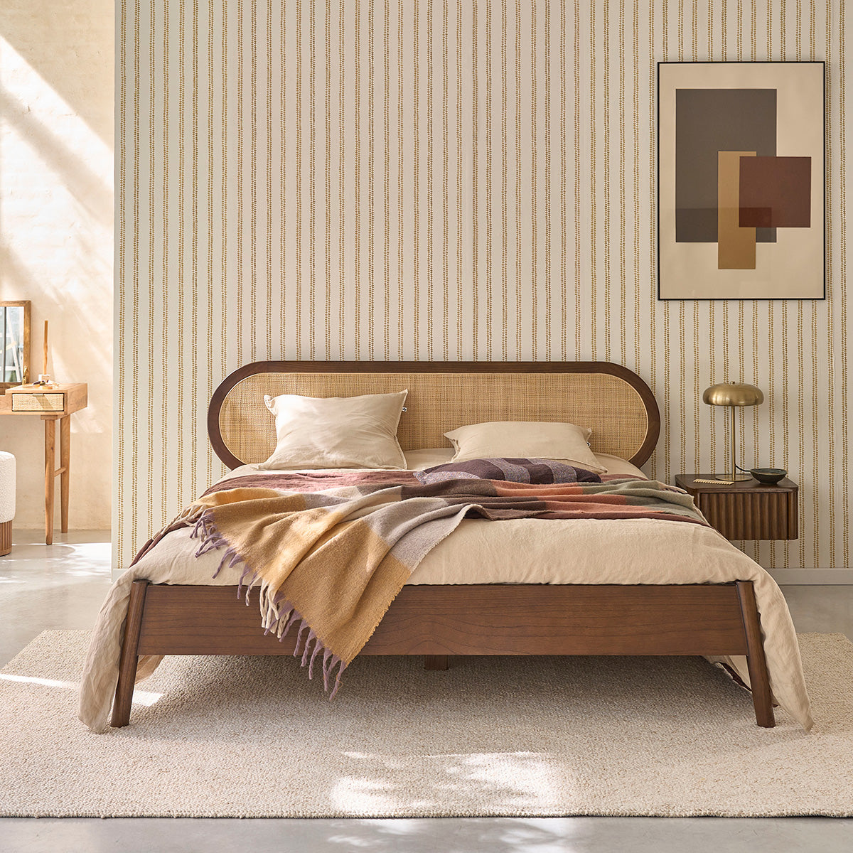 LILA - Letto in legno di mindi e midollino con finitura in noce da 160 cm