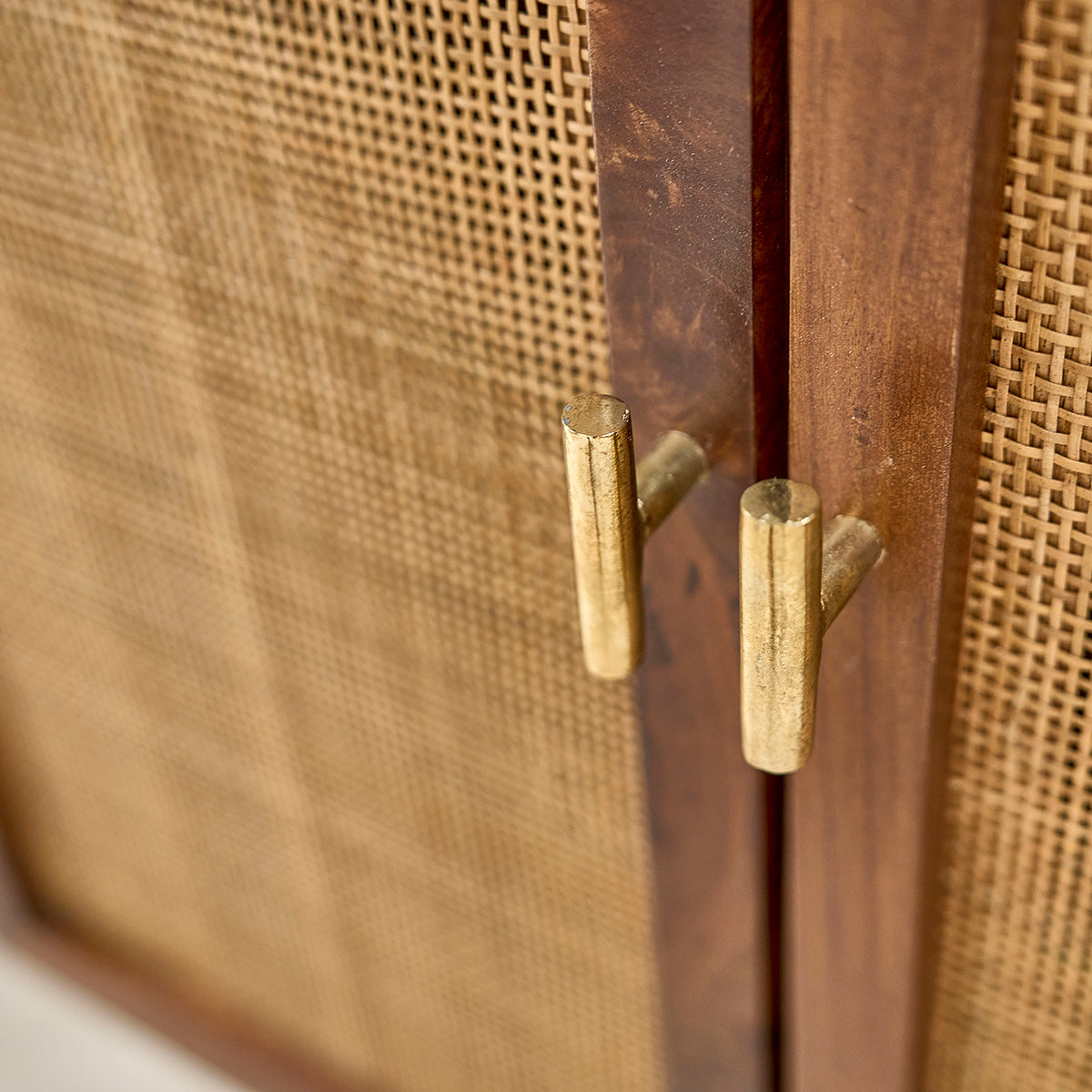 RAPHAEL - Credenza in mango massello e midollino finitura in noce 68 cm