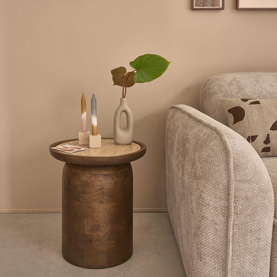 ELENA - Tavolino d’appoggio rotondo in legno di mango e travertino