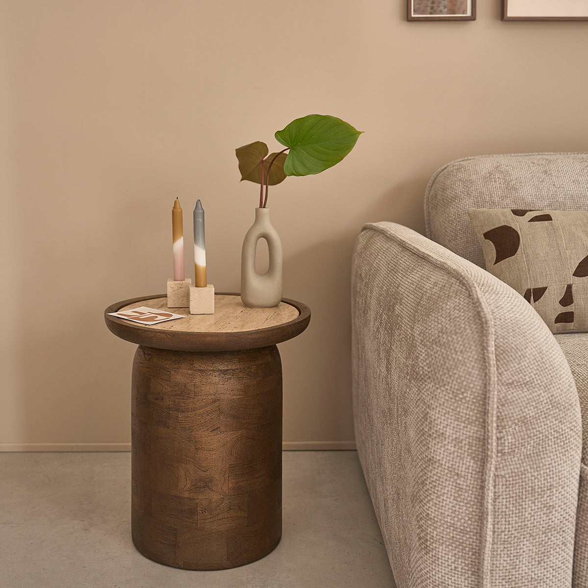 ELENA - Tavolino d’appoggio rotondo in legno di mango e travertino