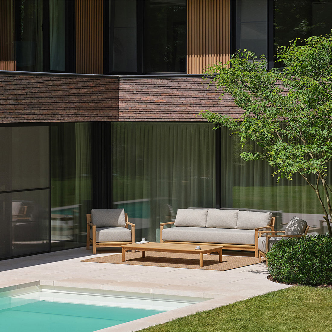PIANA - Set da giardino basso in teak massiccio con cuscini grigi melange, per 5 persone.
