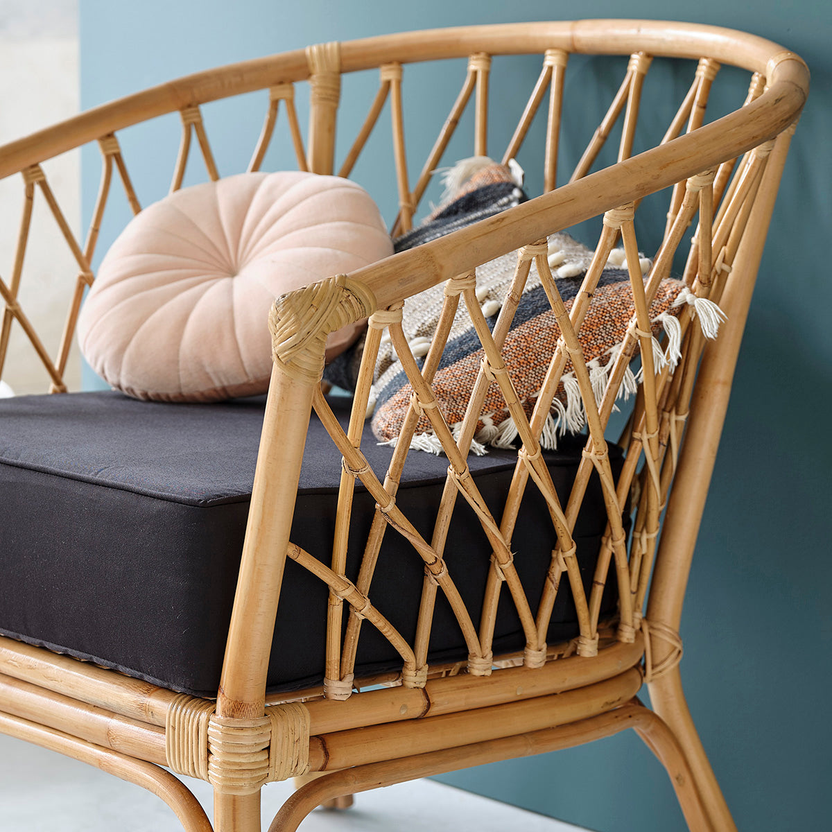 PAOLA - Poltrona in rattan, cuscino incluso