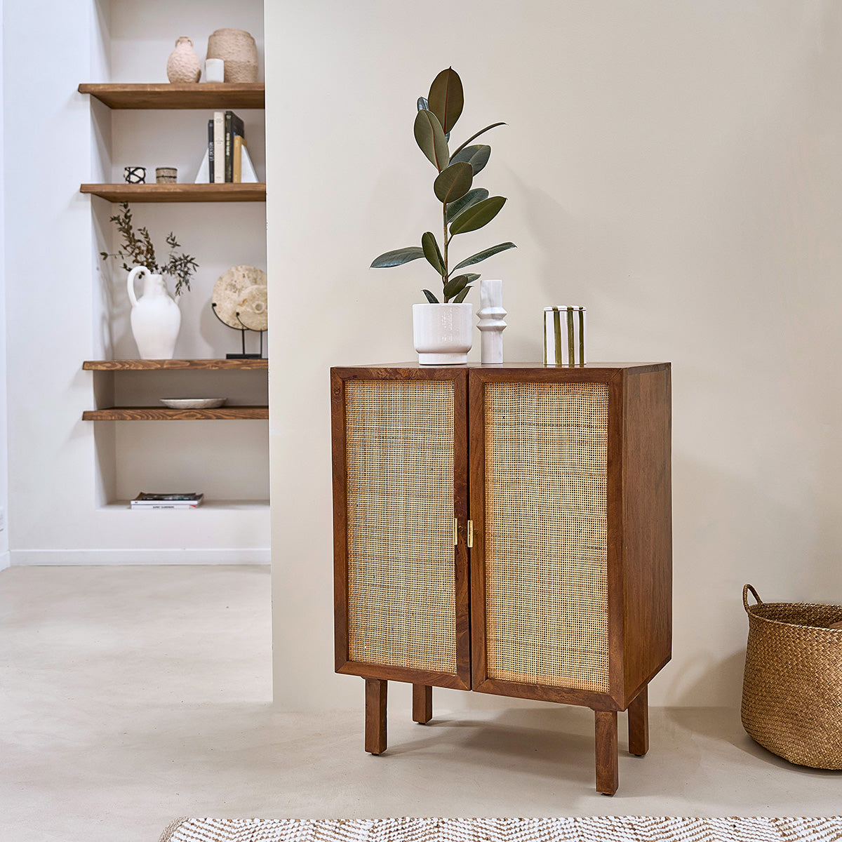 RAPHAEL - Credenza in mango massello e midollino finitura in noce 68 cm