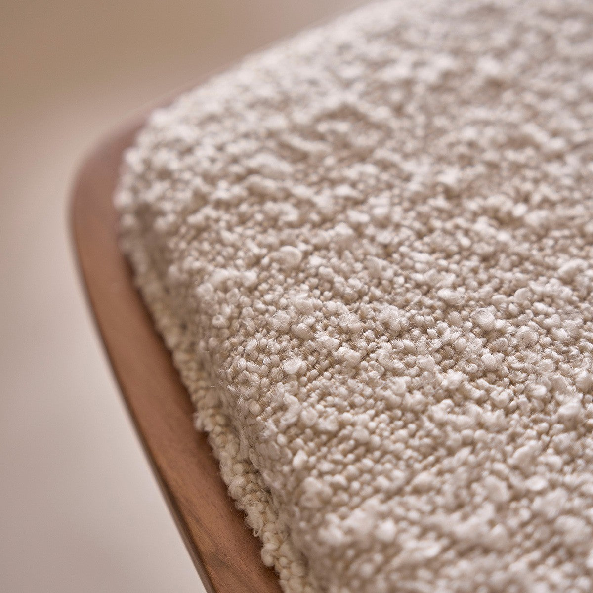 AMBRE - Sgabello in teak massello con seduta bouclé 65 cm