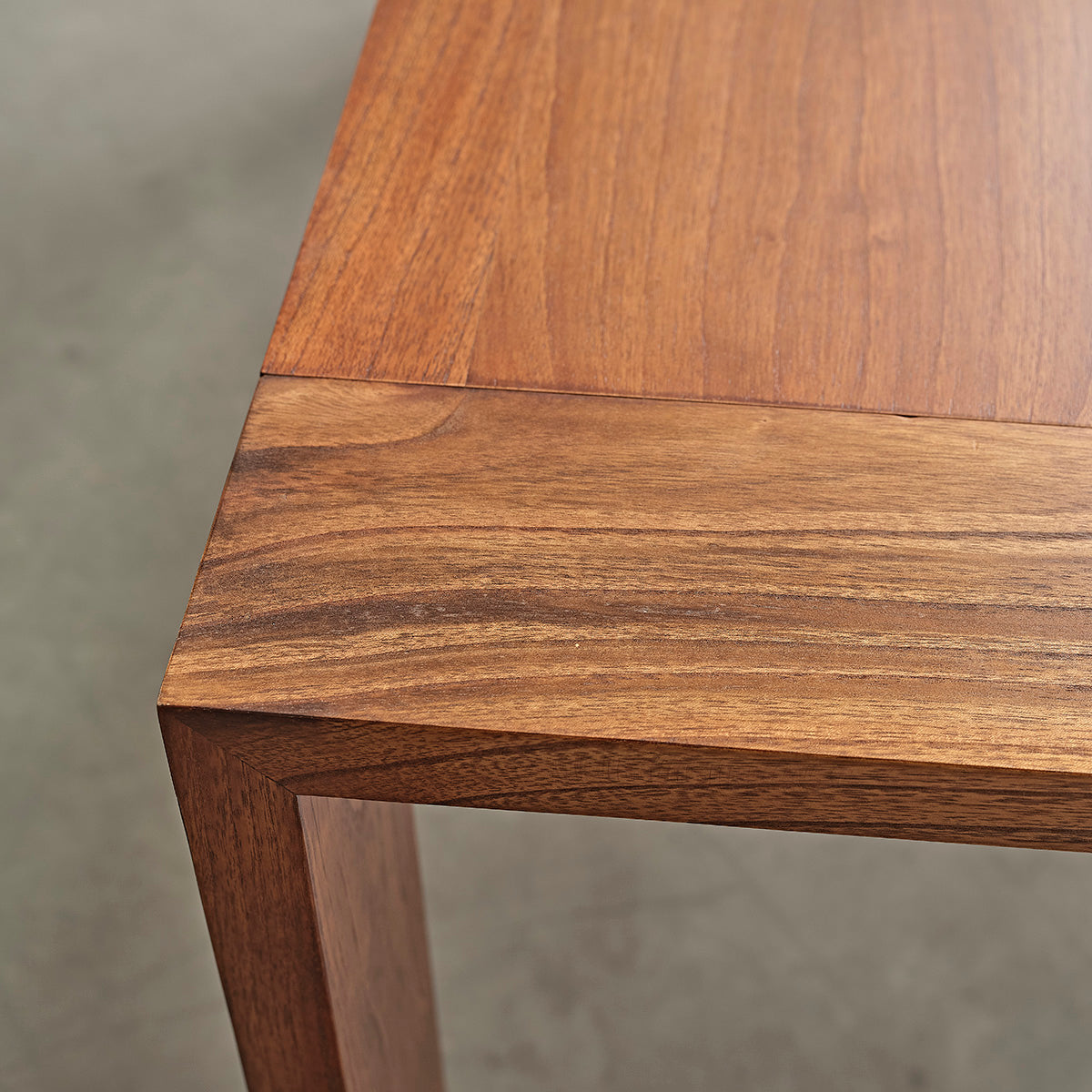 MILO - Tavolo in mindi massello con finitura in noce per 8 pers.