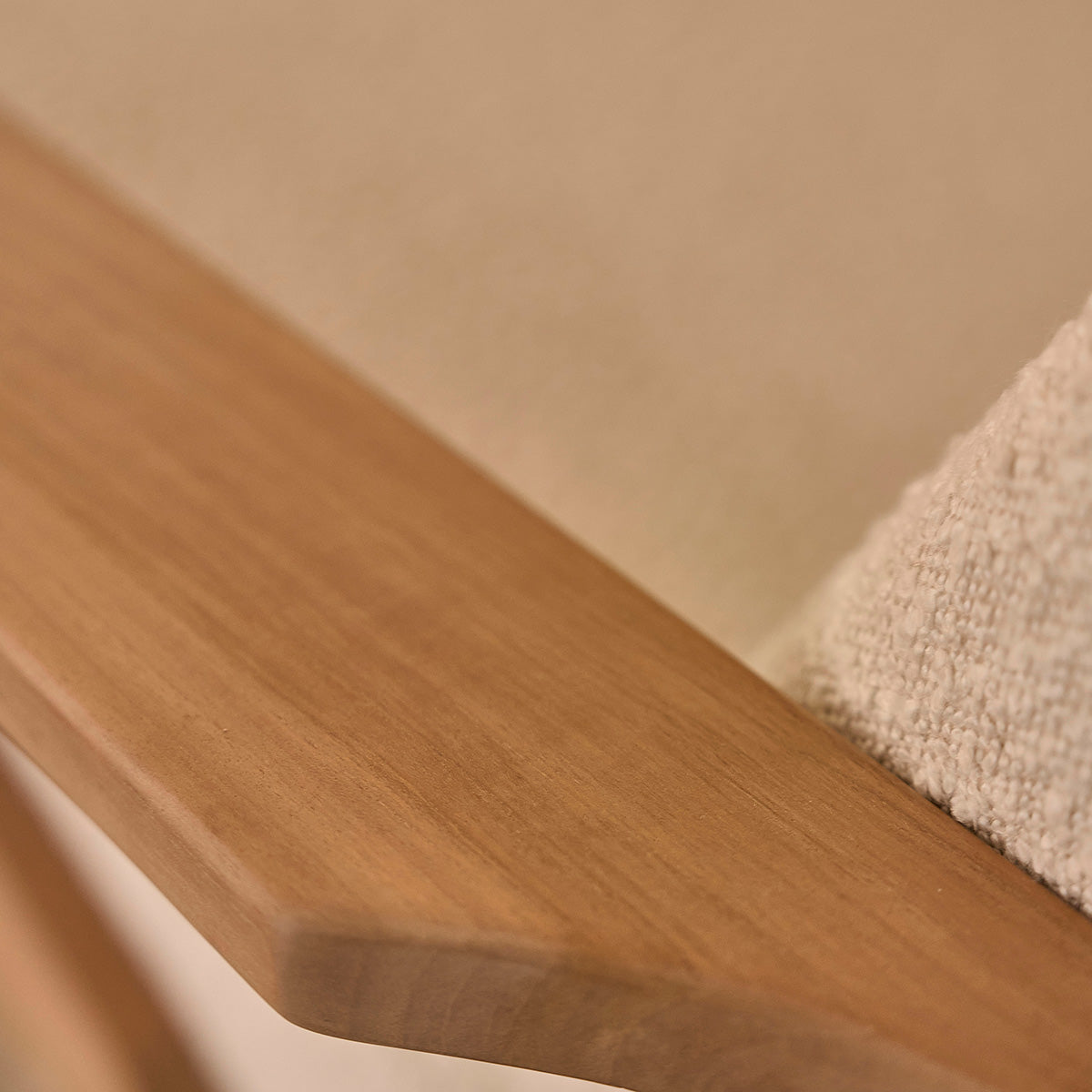 SERENE - Poltrona in teak massello con tessuto bouclé