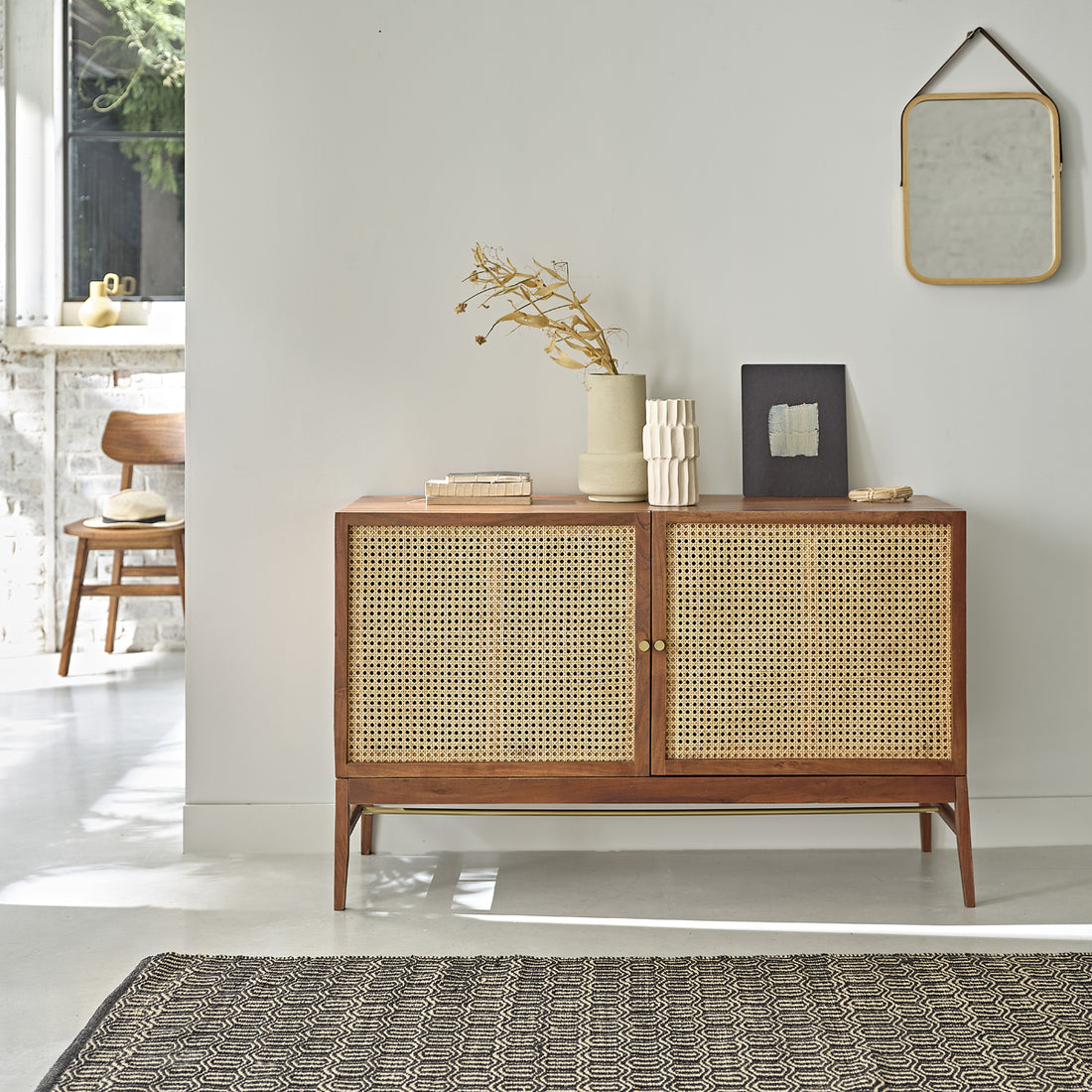 LEONTINE - Cassettiera in acacia massello finitura in noce e cannage 120 cm