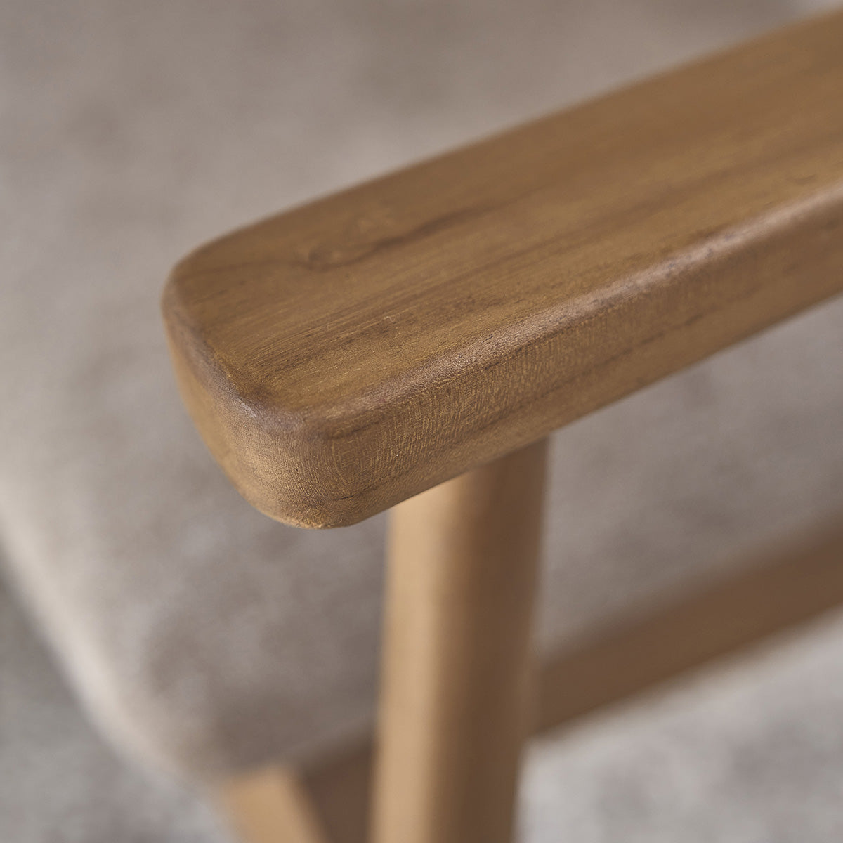 SABI - Poltrona in teak massello, cannage e tessuto grigio-beige