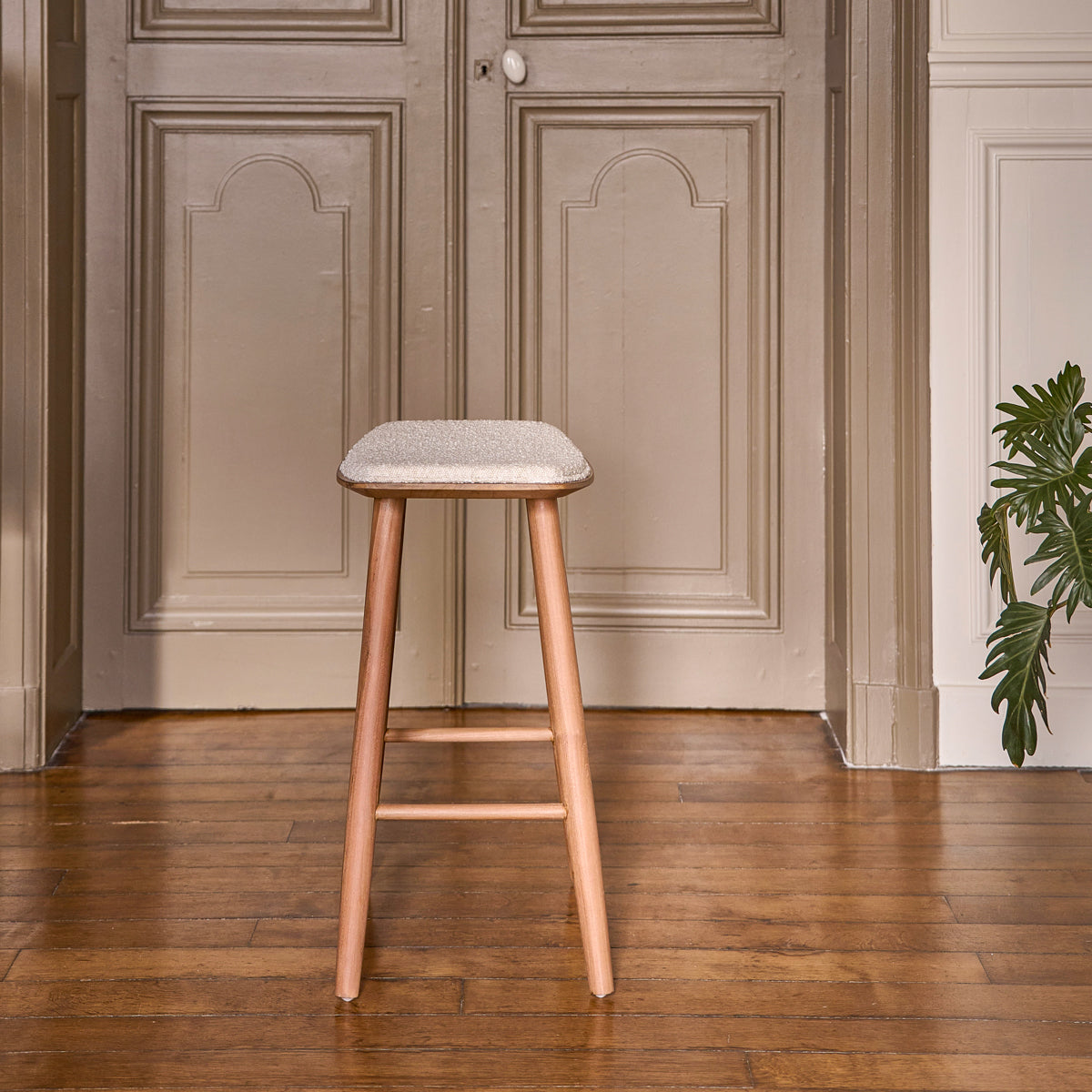 AMBRE - Sgabello da bar in teak massello con seduta bouclé 65 cm
