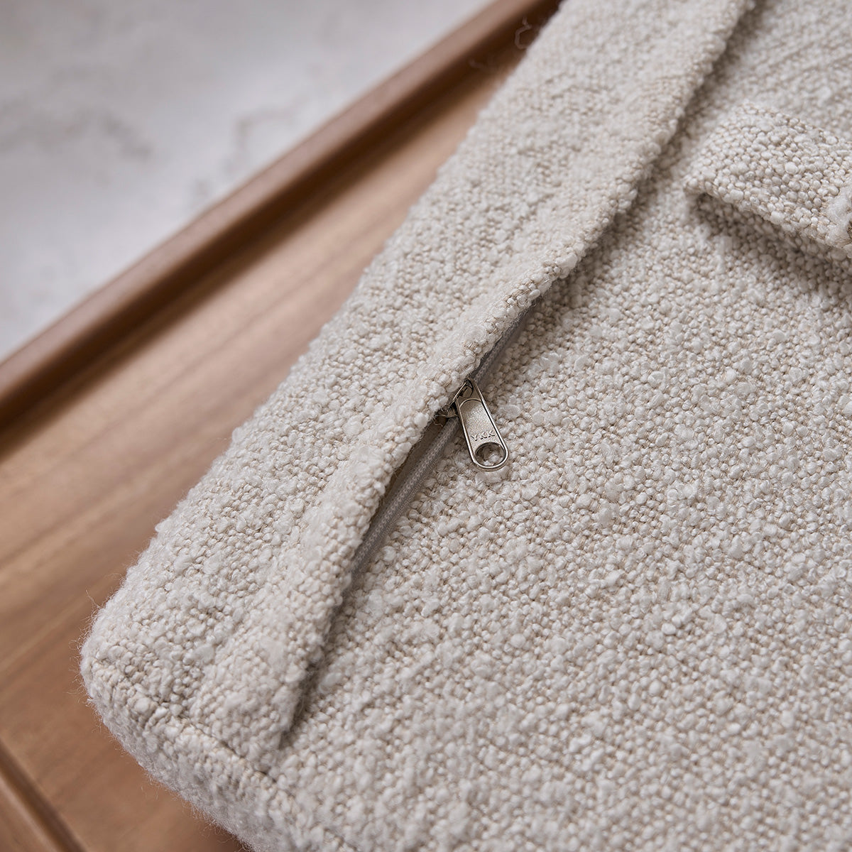 THÉODORE - Panca in teak massello e tessuto bouclé 100 cm