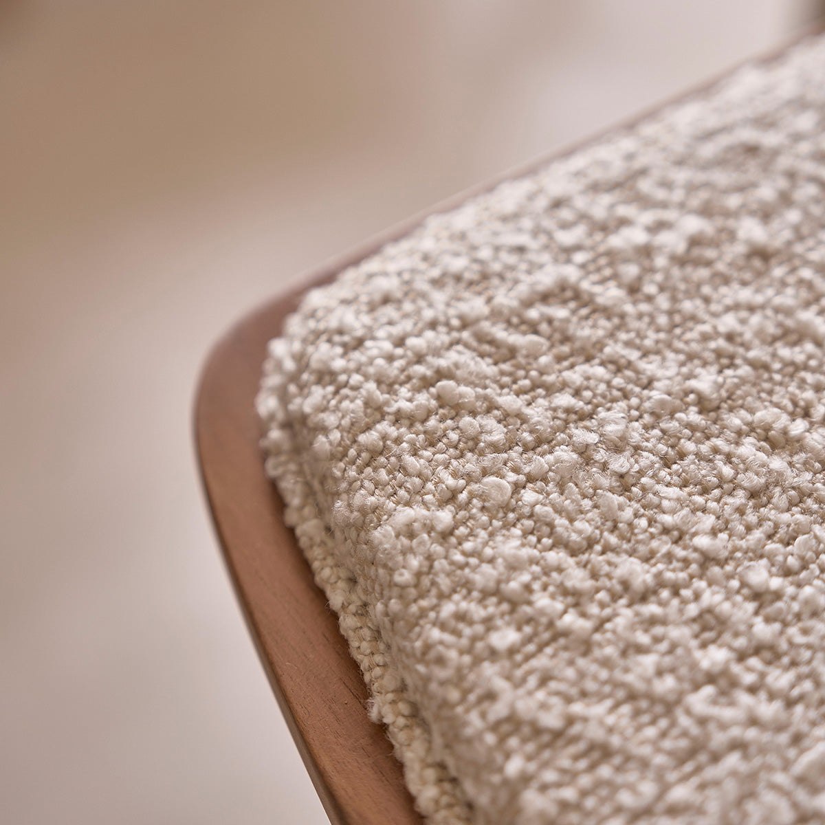 AMBRE - Set di 2 sgabelli in teak massello con seduta bouclé 75 cm