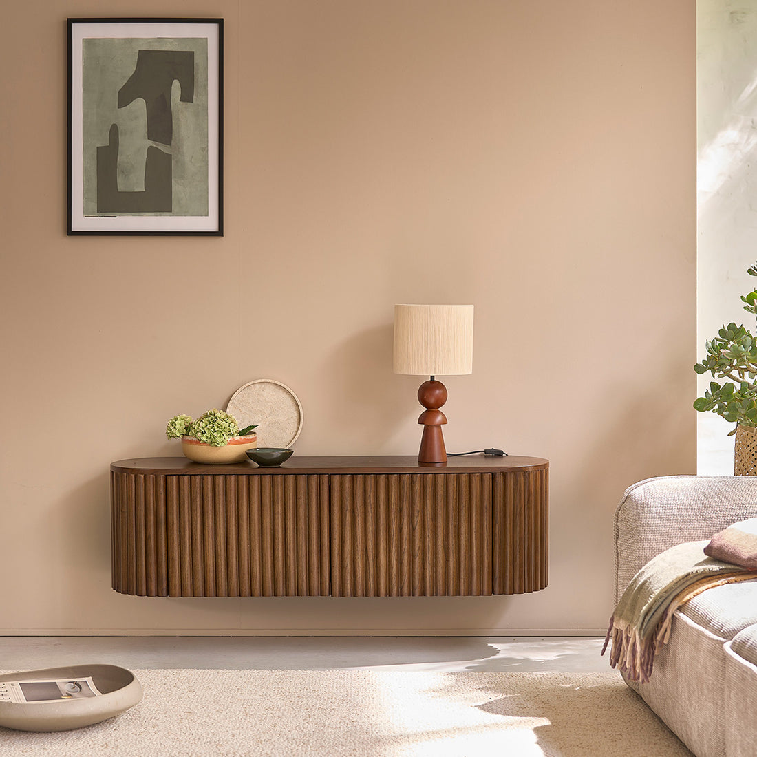 TRINIDAD - Mobile porta TV sospeso in legno di mindi con finitura in noce da 140 cm