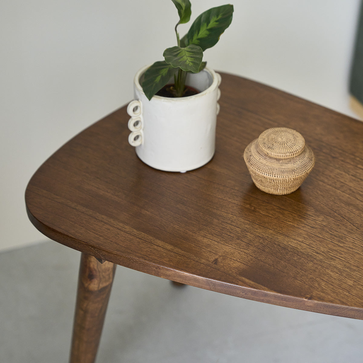 BRUNE - Tavolino in mindi massello con finitura in noce 62 cm