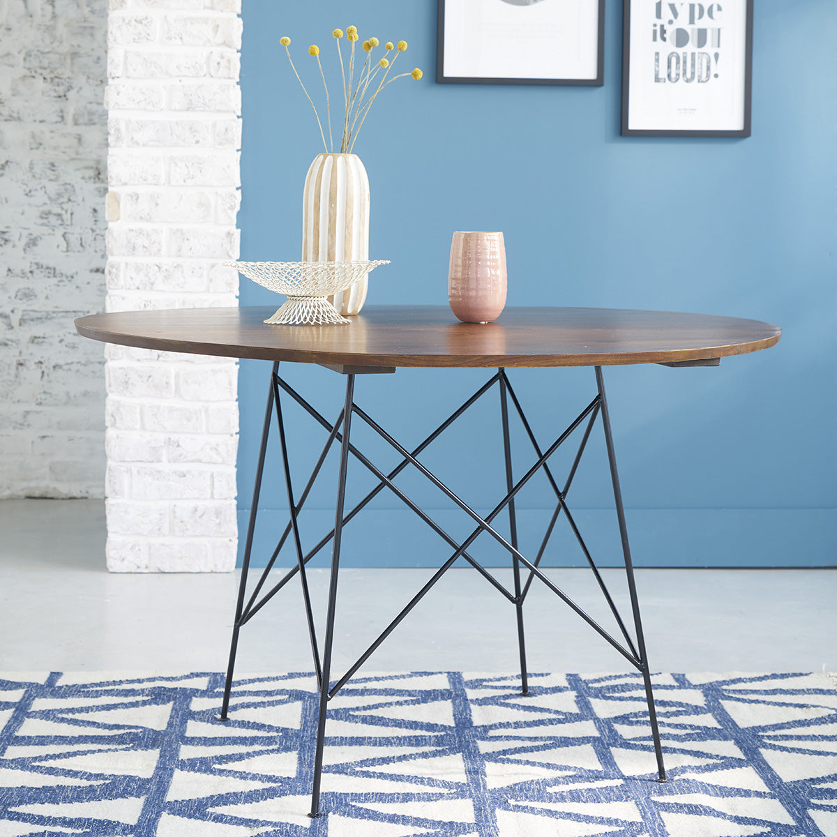 MILO - Tavolo in mindi massello con finitura in noce per 4 pers.