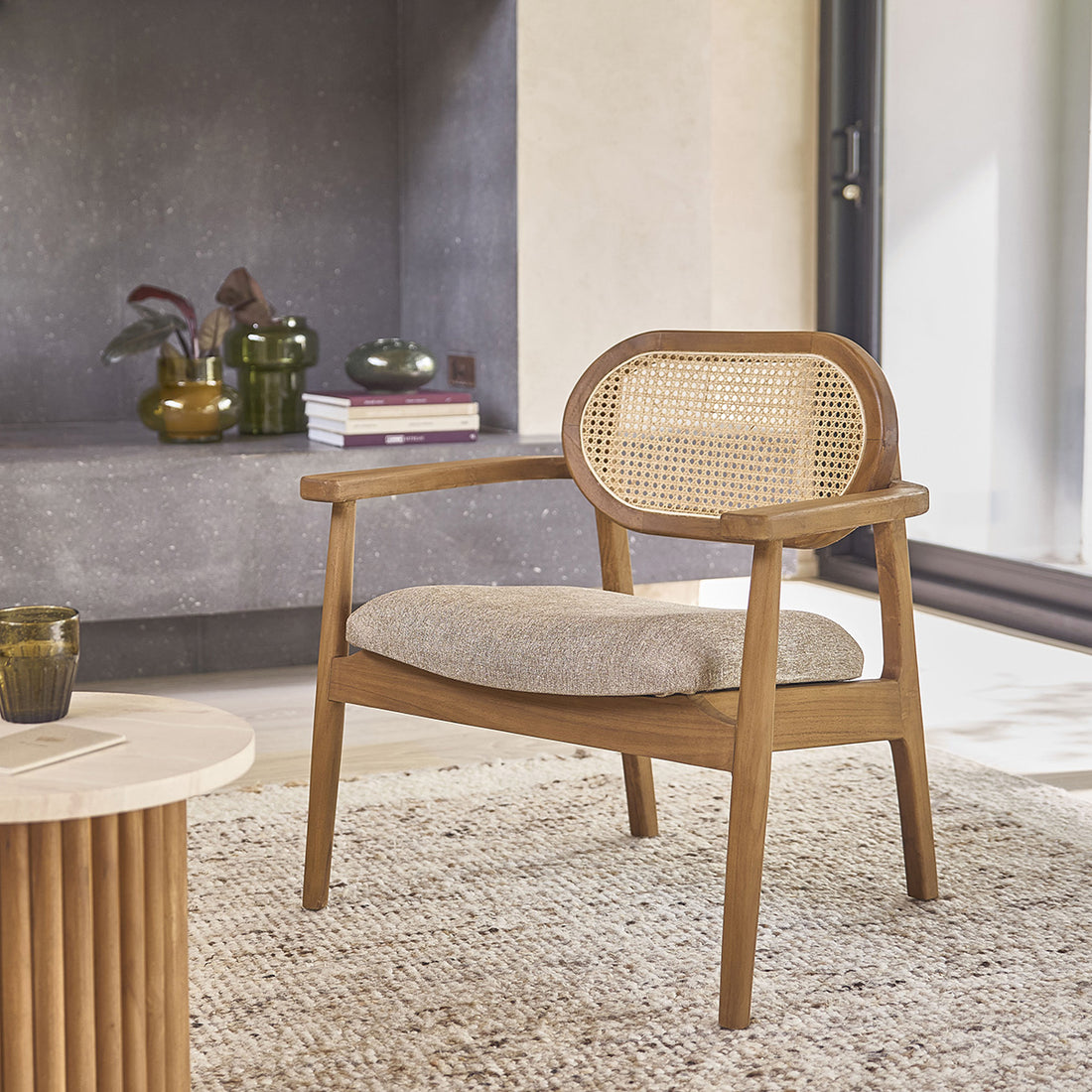 SABI - Poltrona in teak massello, cannage e tessuto grigio-beige