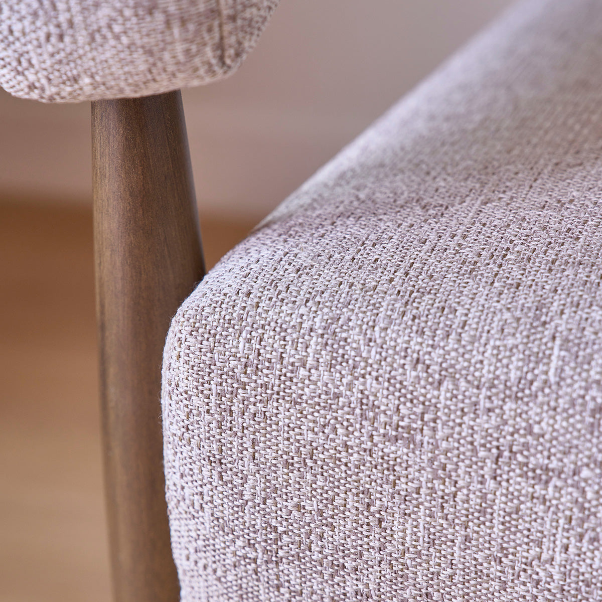 ÉLOI - Poltrona in legno massello con tessuto beige screziato