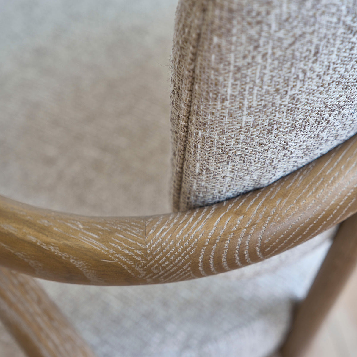 EUGÈNE - Poltrona in legno di quercia con tessuto beige screziato