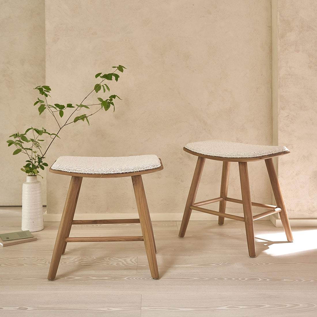 AMBRE - Set di 2 sgabelli in teak massello e tessuto bouclé, 45 cm