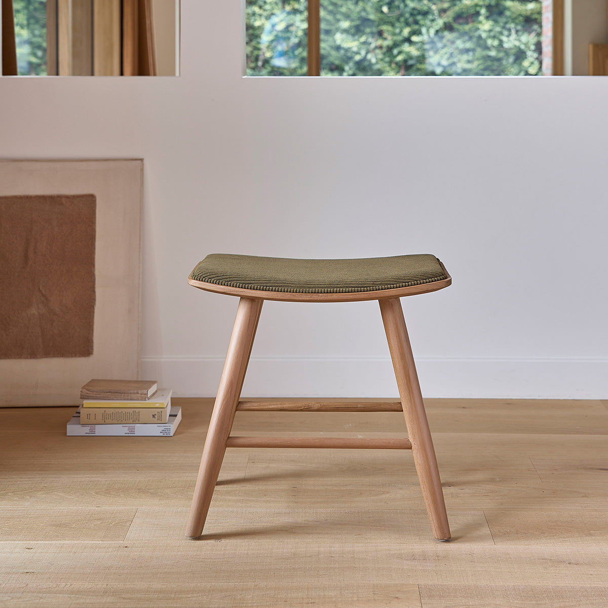 AMBRE - Sgabello da bar in legno di teak con seduta in velluto a coste 45 cm