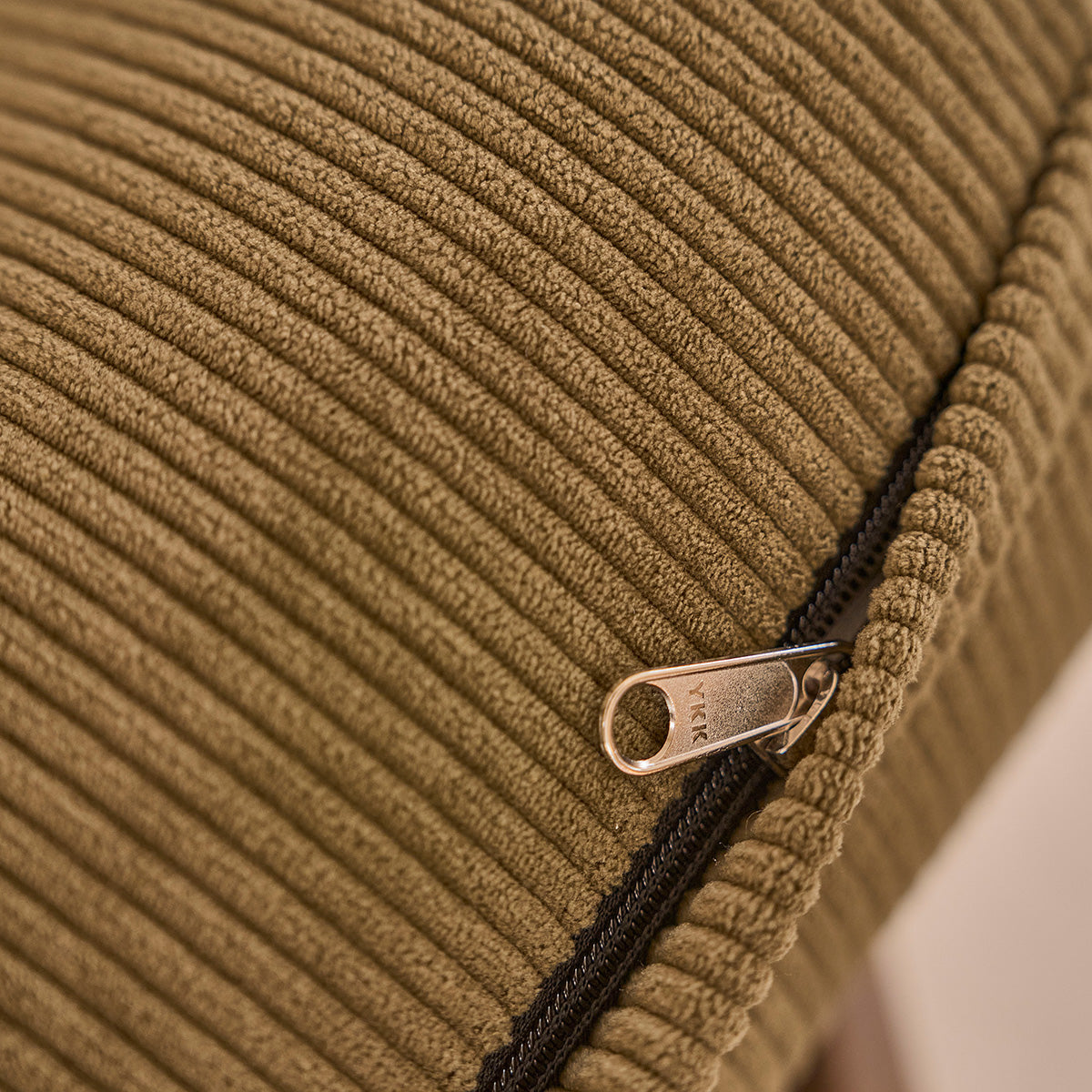 ACHILLE - Poltrona in mindi massello scuro e velluto a coste verde