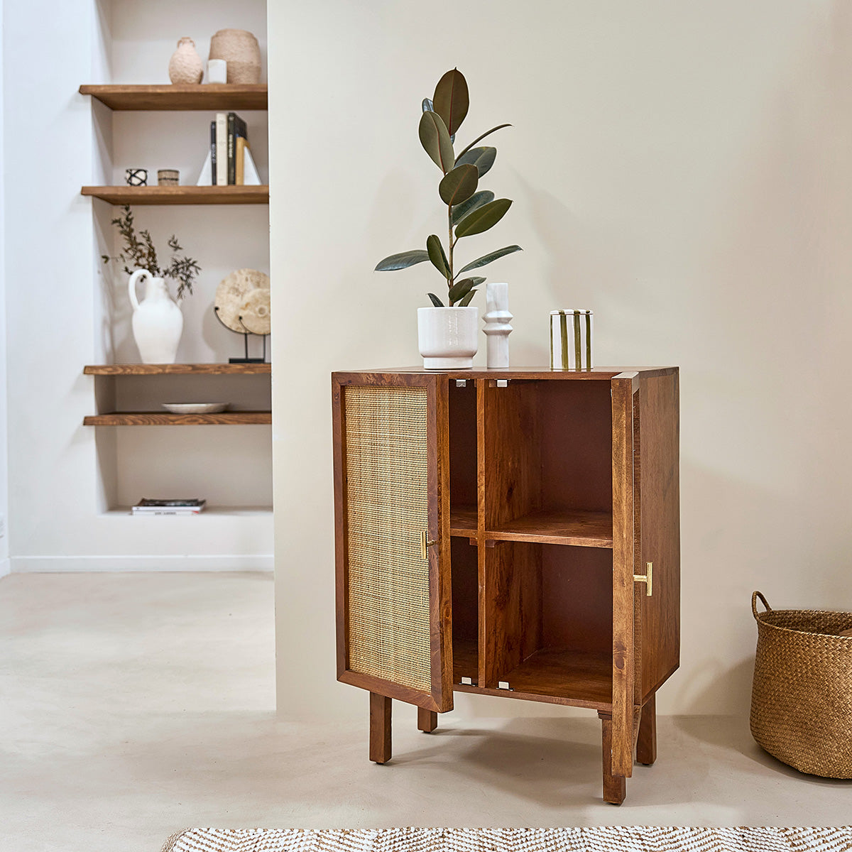 RAPHAEL - Credenza in mango massello e midollino finitura in noce 68 cm