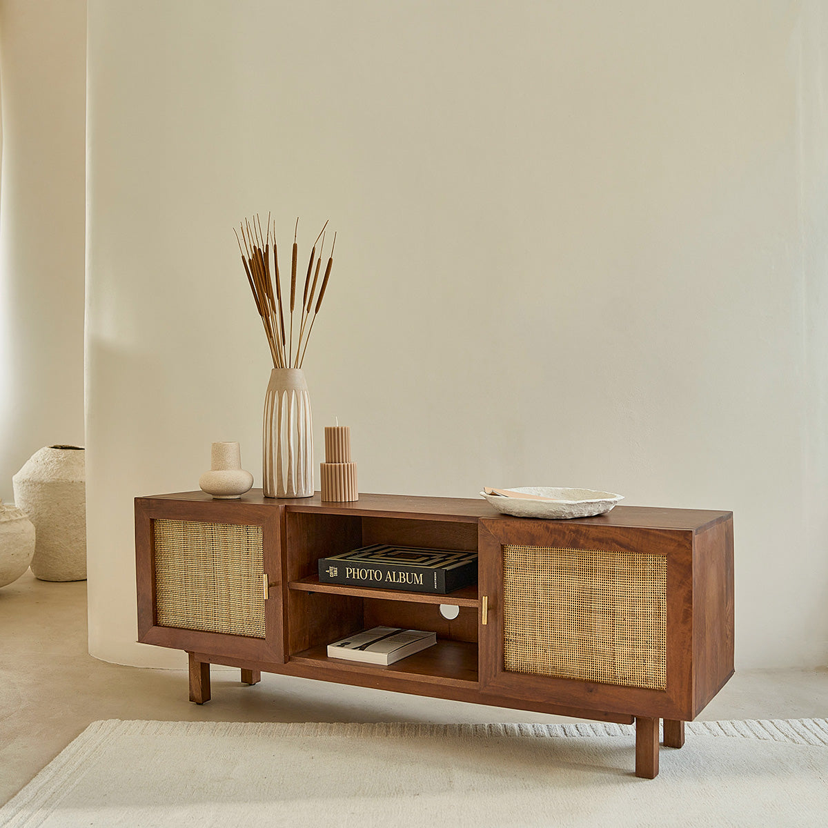 RAPHAEL - Mobile TV in mango massello finitura in noce e midollino 140 cm