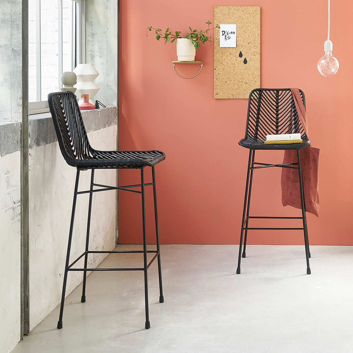 BOHEMA - Sgabello da bar nero in metallo e rattan