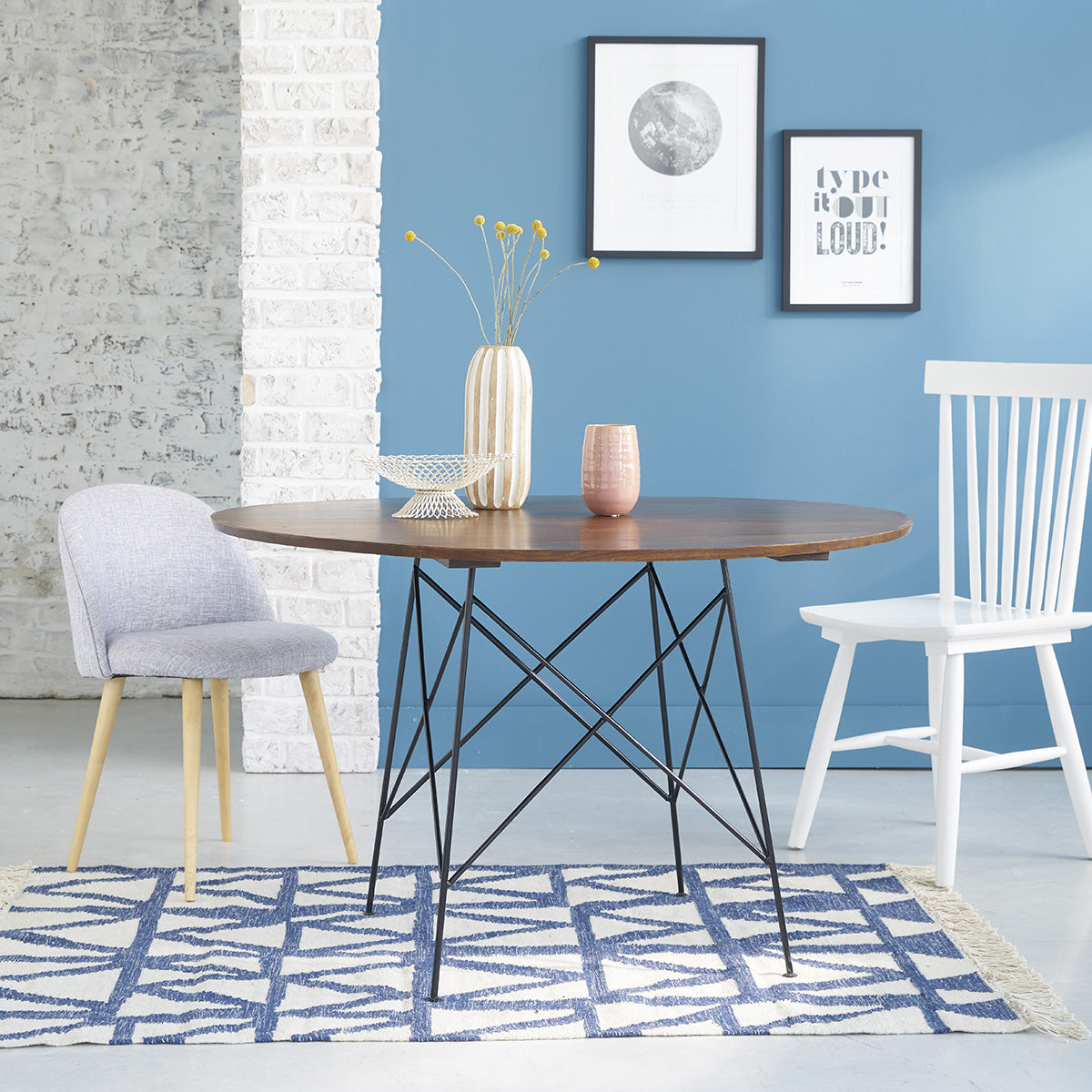 MILO - Tavolo in mindi massello con finitura in noce per 4 pers.