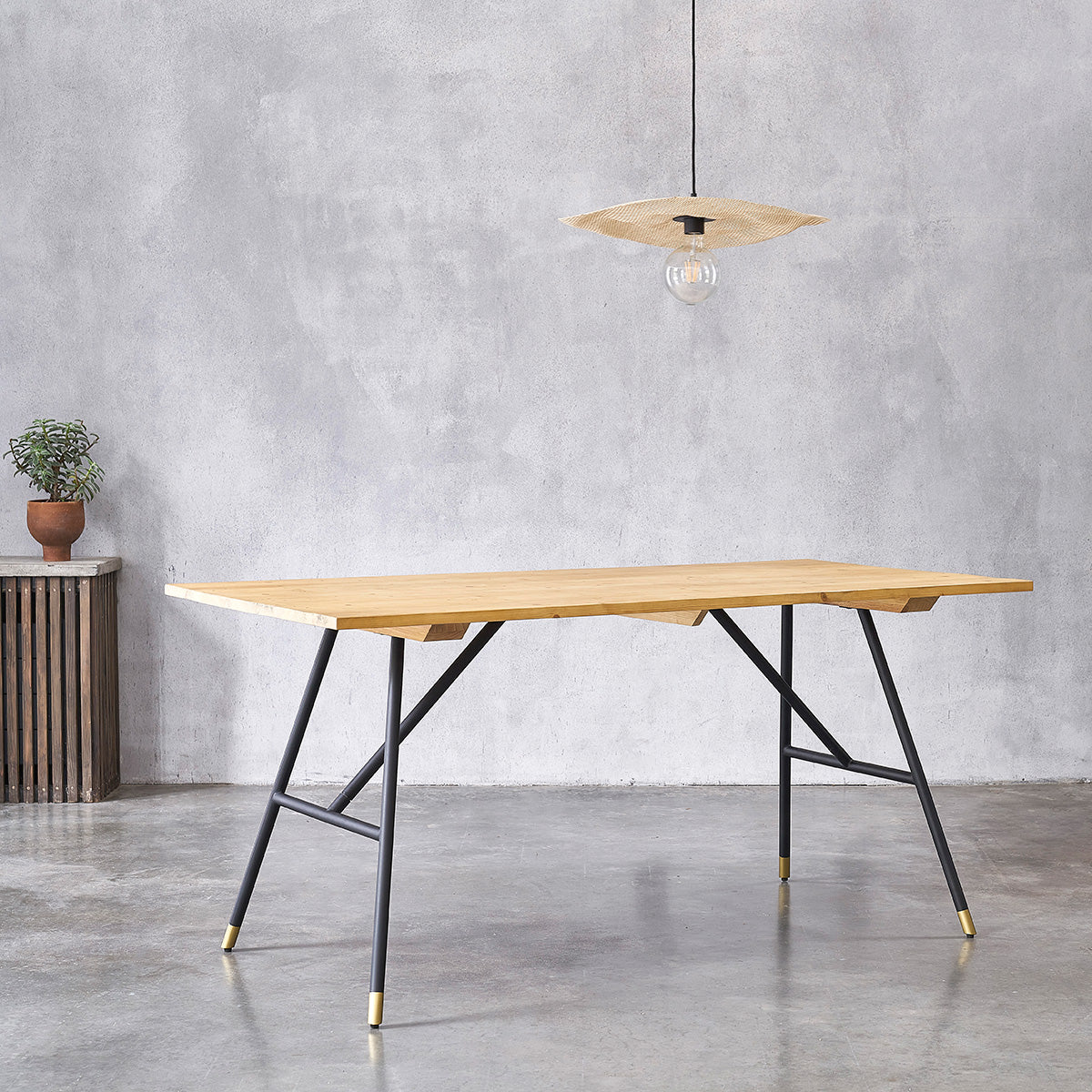 ROBIN - Tavolo in pino massello e metallo per 6 pers.