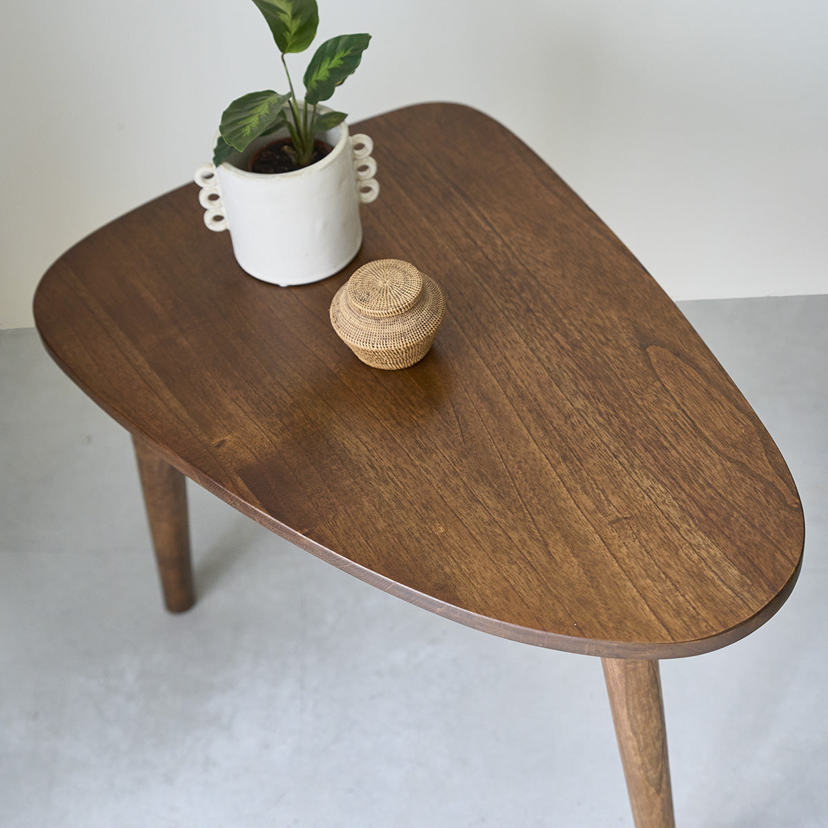 BRUNE - Tavolino in mindi massello con finitura in noce 62 cm