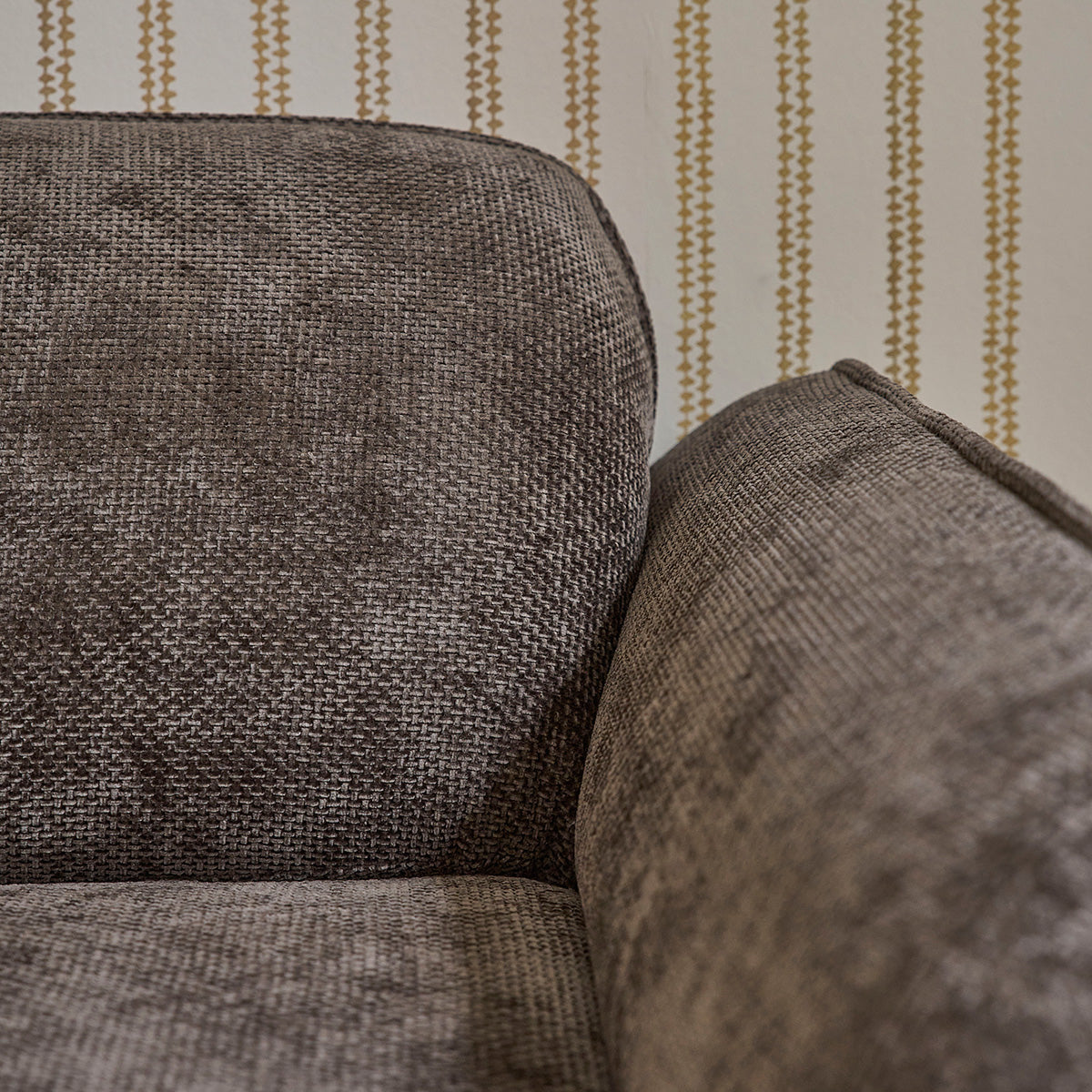 HECTOR - Divano dritto a 3 posti in legno massello e tessuto in velluto intrecciato moka